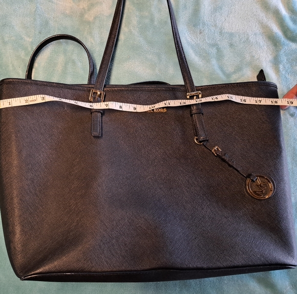 Michael Kors Elegant Black Handbag with Gold Accents - Picture 1 of 7